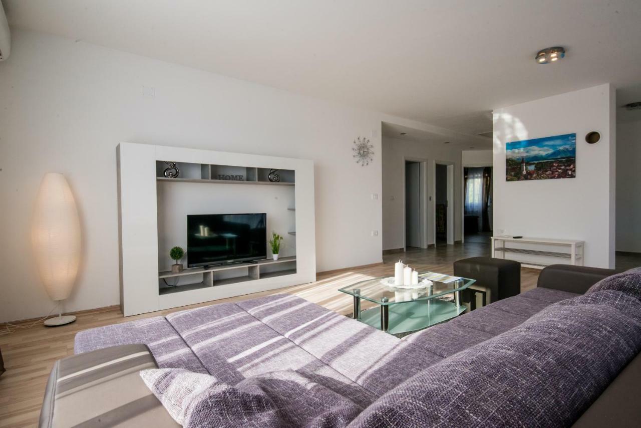 Ferienhaus Bucic บูเย ภายนอก รูปภาพ