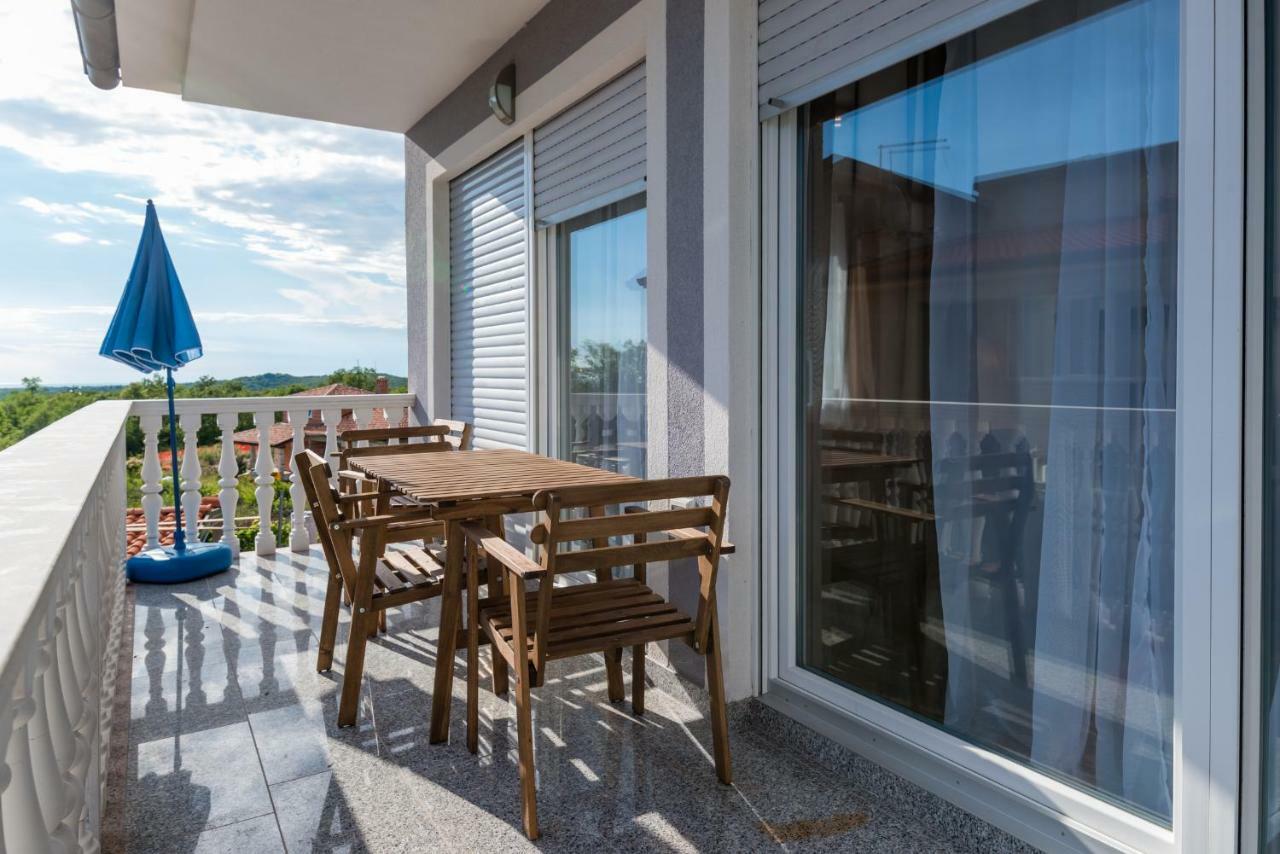Ferienhaus Bucic บูเย ภายนอก รูปภาพ