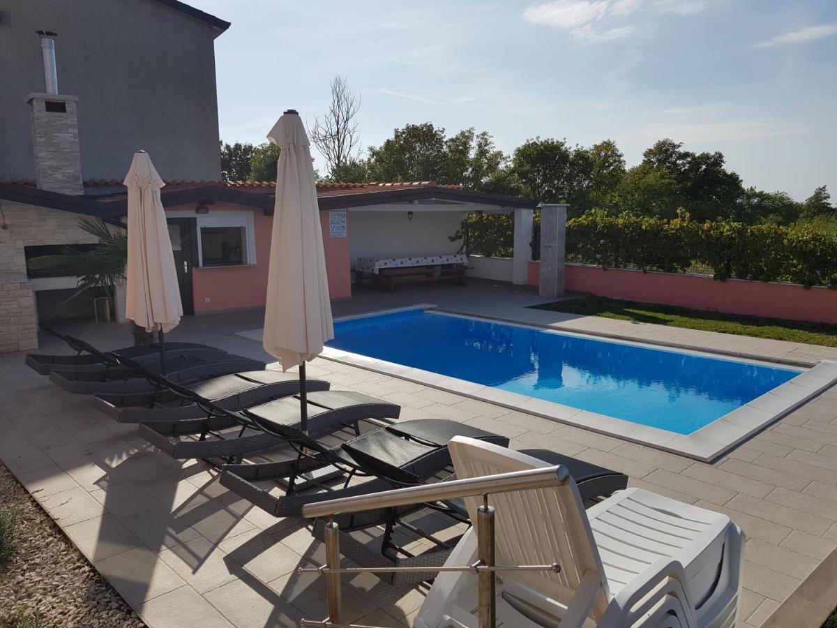 Ferienhaus Bucic บูเย ภายนอก รูปภาพ